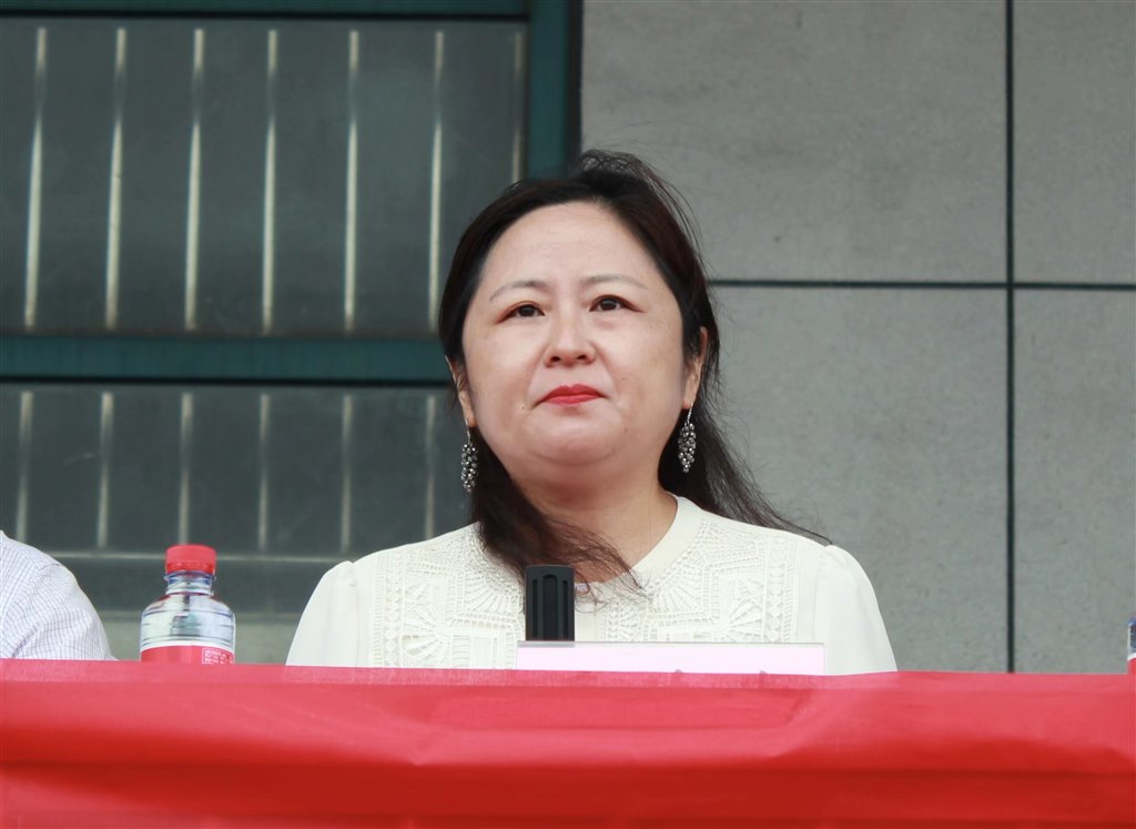5副校長桑莉琳主持軍訓(xùn)動(dòng)員大會(huì).jpg 5副校長桑莉琳主持軍訓(xùn)動(dòng)員大會(huì).jpg