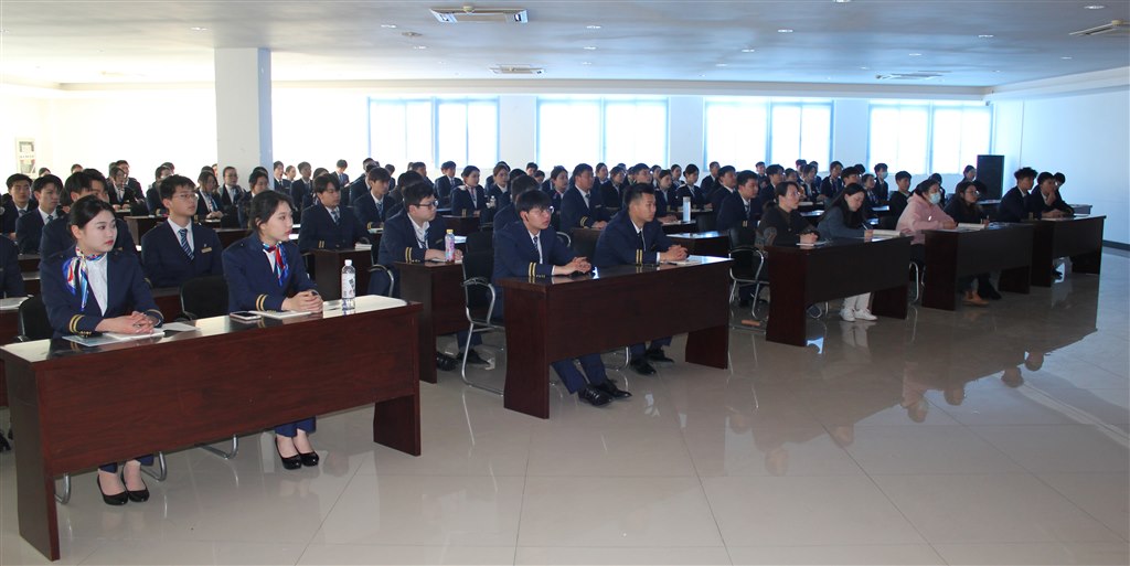 師生現(xiàn)場聆聽2.JPG 師生現(xiàn)場聆聽2.JPG