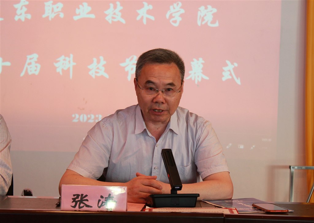 1副校長(zhǎng)張濤主持閉幕式.JPG 1副校長(zhǎng)張濤主持閉幕式.JPG