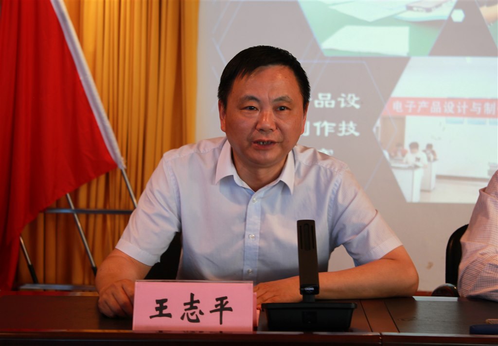 6黨委書記王志平宣布科技節(jié)閉幕.JPG 6黨委書記王志平宣布科技節(jié)閉幕.JPG