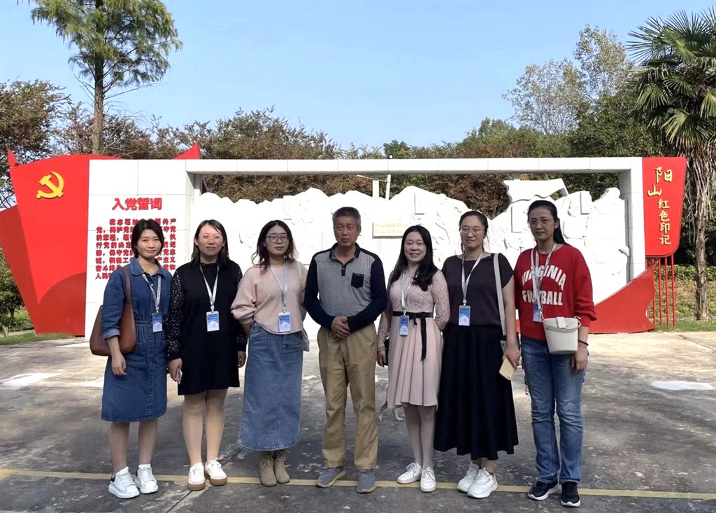 馬院老師在“陽(yáng)山紅色課堂”廣場(chǎng)與《紅色陽(yáng)山》作者孔新穎先生合影.jpg 馬院老師在“陽(yáng)山紅色課堂”廣場(chǎng)與《紅色陽(yáng)山》作者孔新穎先生合影.jpg
