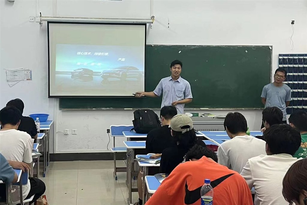 企業(yè)1比亞迪進校宣講.jpg 企業(yè)1比亞迪進校宣講.jpg