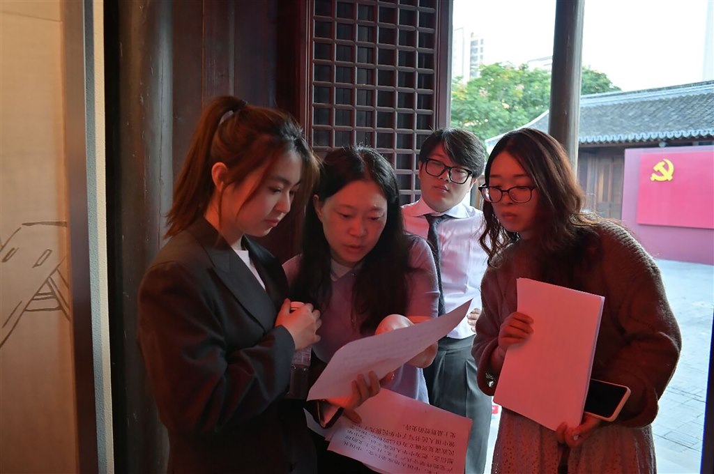 師生共研:“行走的思政課”視頻拍攝現(xiàn)場(chǎng).jpg 師生共研:“行走的思政課”視頻拍攝現(xiàn)場(chǎng).jpg