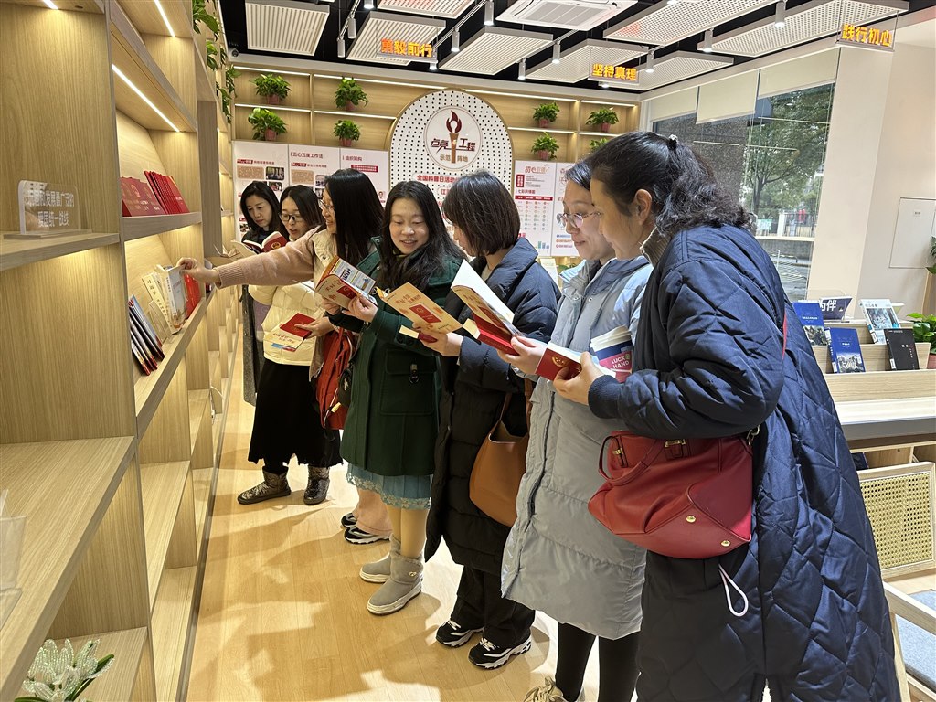 馬院老師對社區(qū)“秋白書苑”的法治教育宣傳冊表示了濃厚興趣，表示將生動案例運用于思政教學(xué).JPG