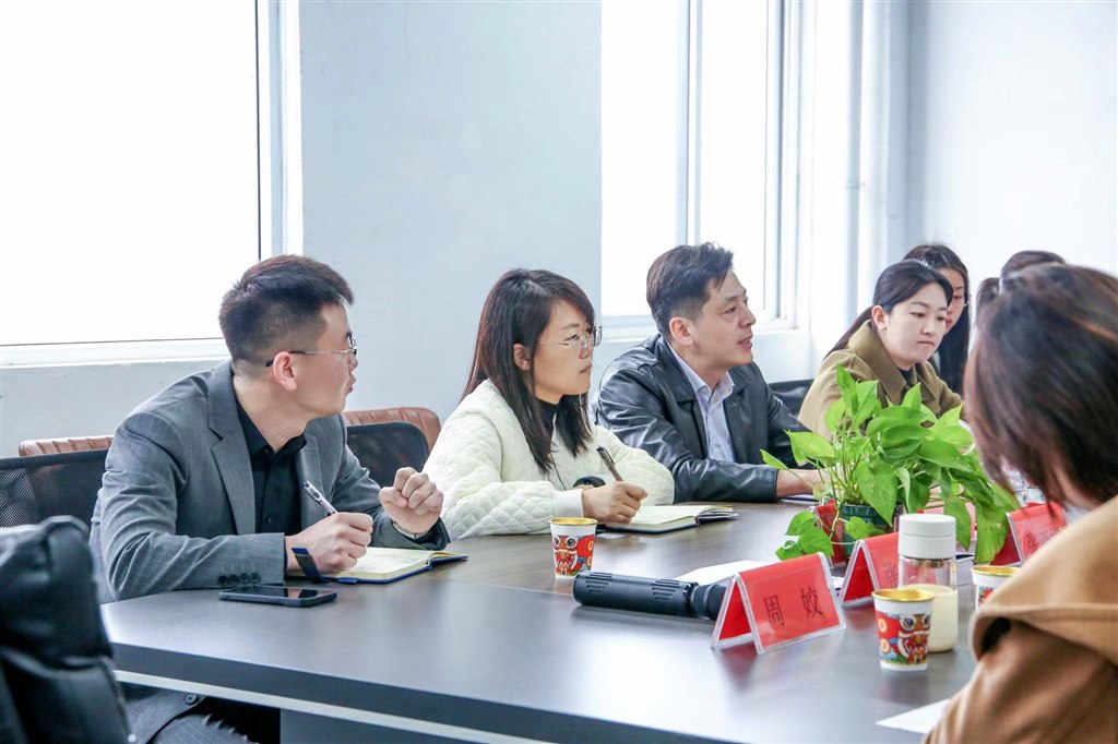 圖5：參會(huì)領(lǐng)導(dǎo)（左起：公司總經(jīng)理李宗澤、金壇人社局科長(zhǎng)居?jì)I娟、人社局副局長(zhǎng)王洪俊、東城街道郝雅夢(mèng)書記）.jpg