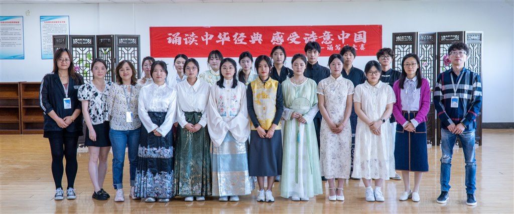 評委專家、指導教師與全體同學合影留念.jpg