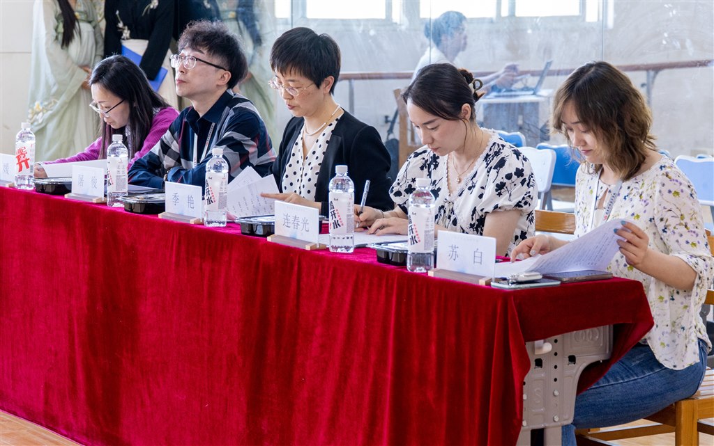 1 學工處處長 季艷、教務處副處長連春光、人文基礎學院副院長屠俊等到場任評委.jpg