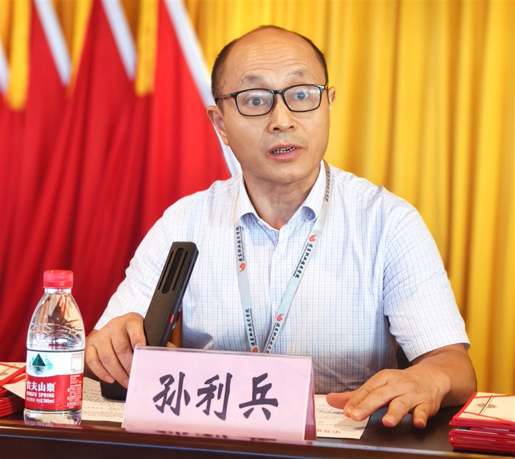 3-孫利兵 執(zhí)行校長宣讀優(yōu)秀黨員及優(yōu)秀黨支部表彰決定.jpg 3-孫利兵 執(zhí)行校長宣讀優(yōu)秀黨員及優(yōu)秀黨支部表彰決定.jpg