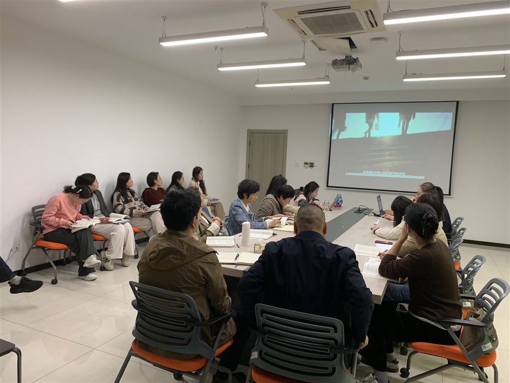 建東馬院和常州機(jī)電學(xué)院德法、毛中特教研室老師集體備課現(xiàn)場.jpg