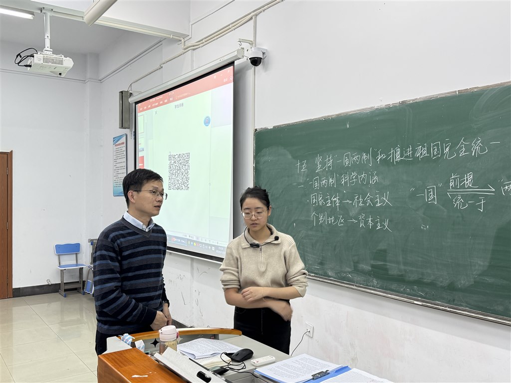 專家毛家明與霍鑫月老師課后交流.jpg 專家毛家明與霍鑫月老師課后交流.jpg