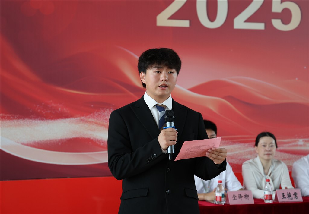 學生發(fā)言1.JPG 學生發(fā)言1.JPG