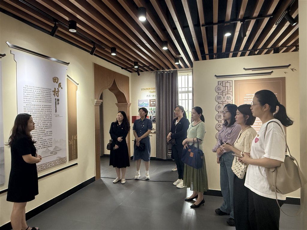 村干部介紹回民村概況.JPG