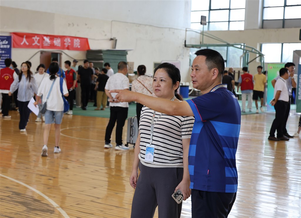 校領(lǐng)導(dǎo)王志平、桑莉琳.JPG