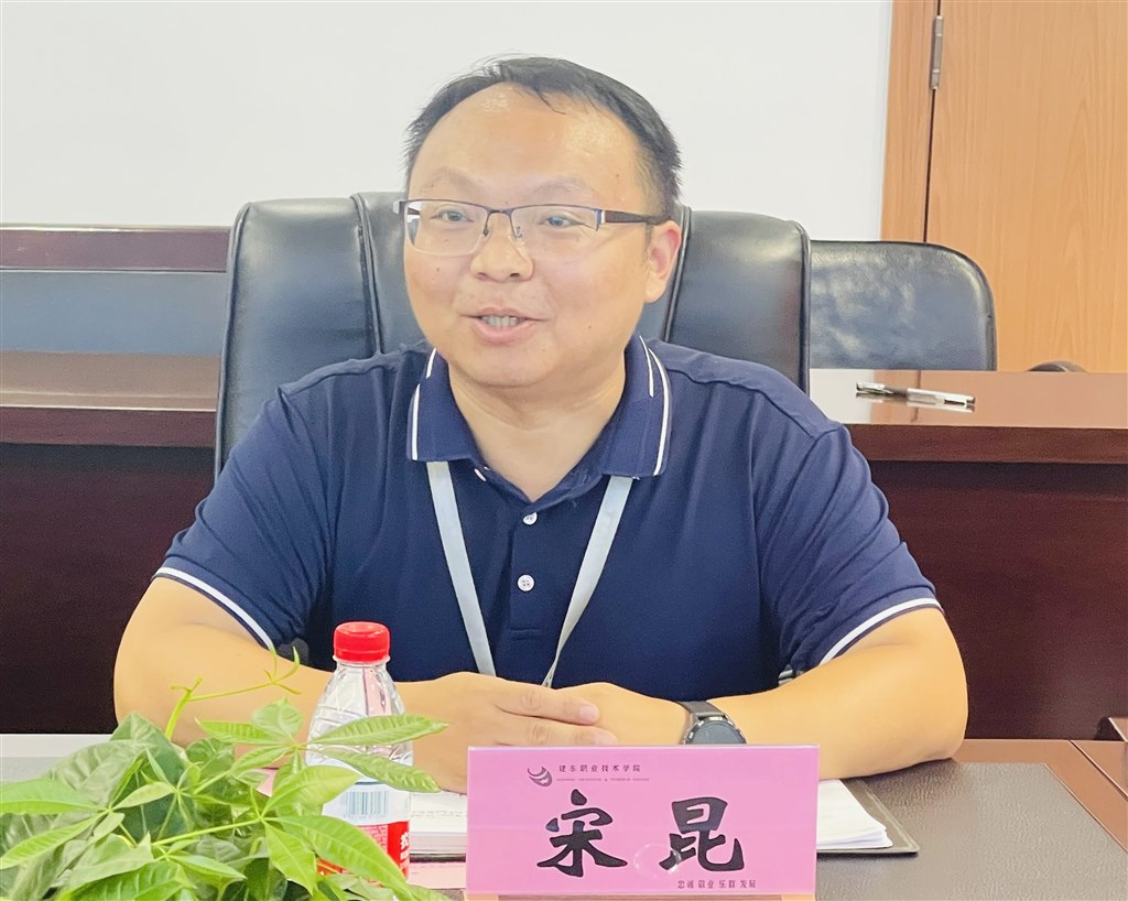 5校長(zhǎng)助理、智能制造與計(jì)算機(jī)學(xué)院院長(zhǎng)宋昆詳細(xì)介紹校企合作情況.jpg