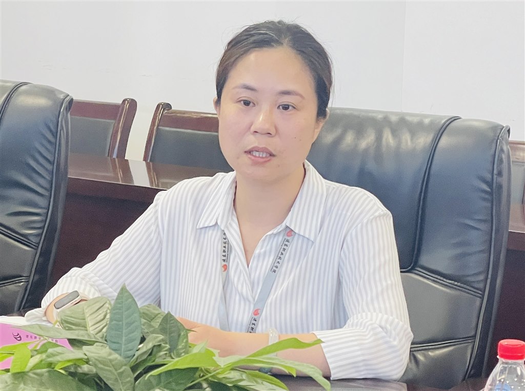 4執(zhí)行校長(zhǎng)韓黎介紹學(xué)校的發(fā)展近況.jpg