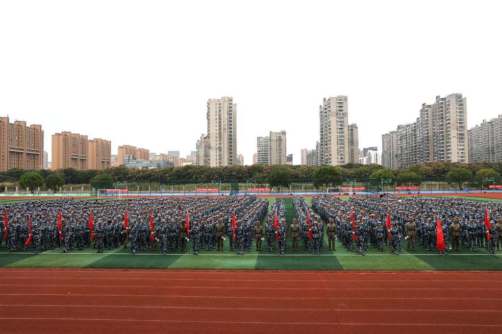 學生列隊2.JPG