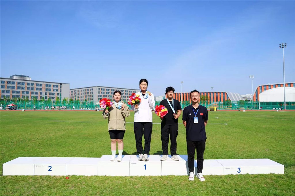許世暉同學(xué)(左一)榮獲女子鉛球銀牌.jpg 許世暉同學(xué)(左一)榮獲女子鉛球銀牌.jpg