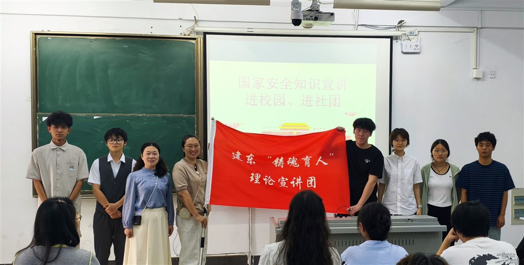 建東“鑄魂育人”理論宣講團(tuán)授旗儀式.jpg