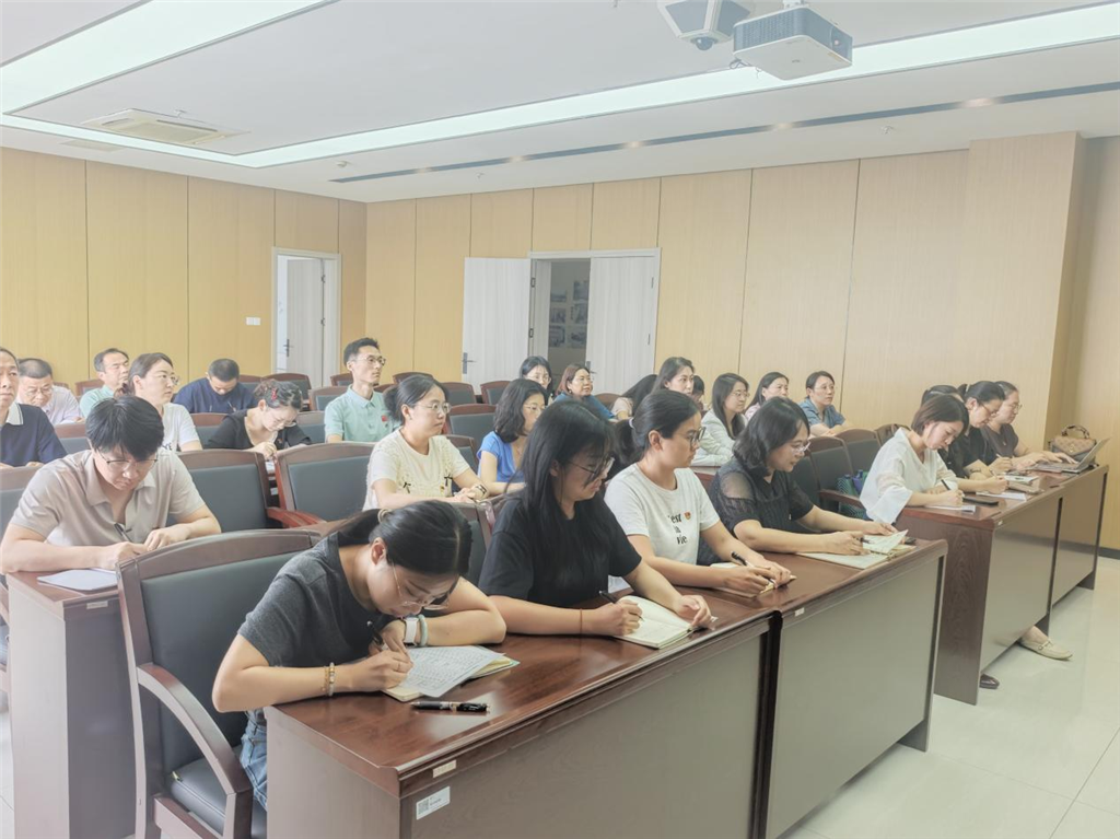 現(xiàn)場全體教師沉浸式學習正確政績觀.png