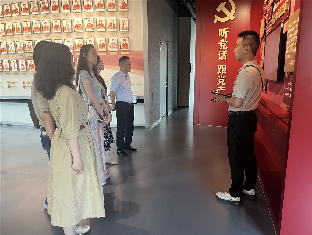 黨員教師在活動(dòng)中錘煉黨性修養(yǎng).jpg 黨員教師在活動(dòng)中錘煉黨性修養(yǎng).jpg
