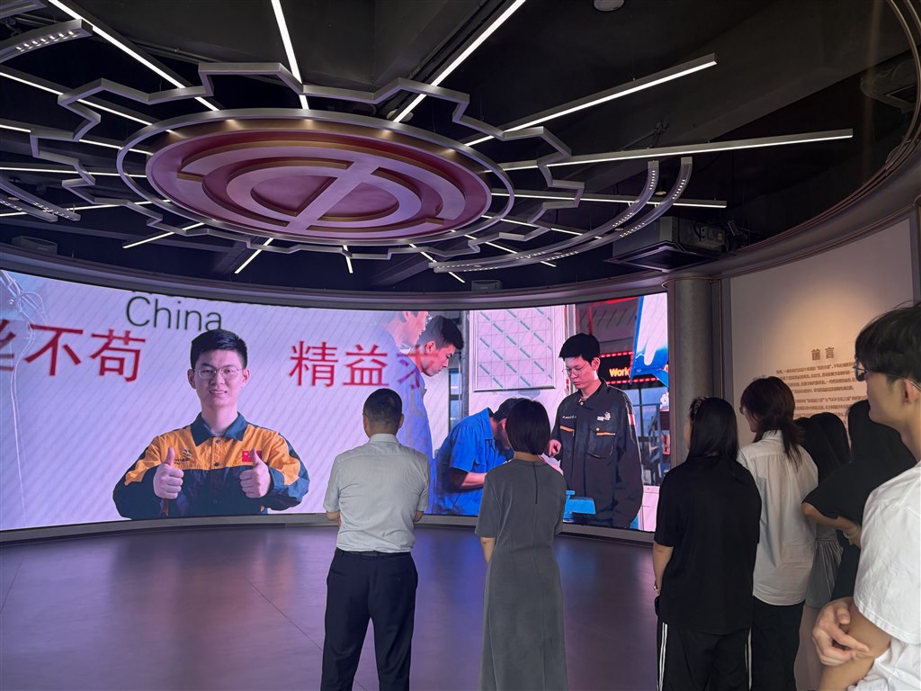 全體師生沉浸式學(xué)習(xí)常州本土勞模工匠的先進(jìn)事跡.jpg 全體師生沉浸式學(xué)習(xí)常州本土勞模工匠的先進(jìn)事跡.jpg
