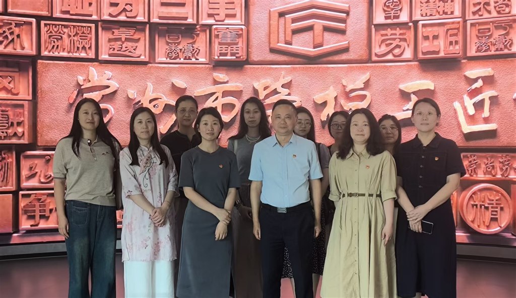 我校馬克思主義學(xué)院黨支部全體教師合影.jpg 我校馬克思主義學(xué)院黨支部全體教師合影.jpg