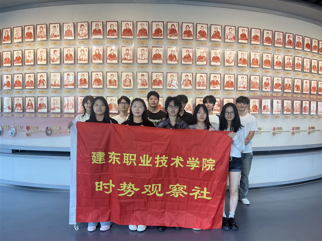 時勢觀察社部分學(xué)生骨干參觀研學(xué)合影.jpg