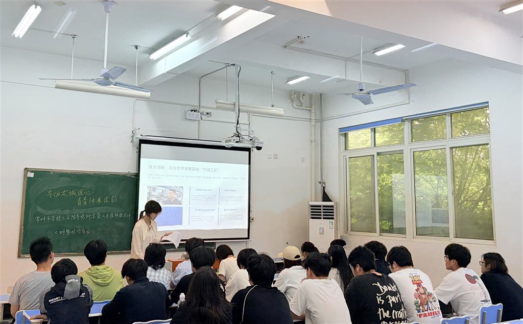 社團學(xué)子孫星研以《鄧建軍：從工人到工匠的創(chuàng)新之路》為題作微宣講.jpg