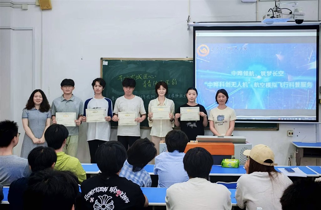 馬克思主義學(xué)院副院長王艷君為本學(xué)期科普服務(wù)活動志愿者代表頒發(fā)榮譽證書.jpg