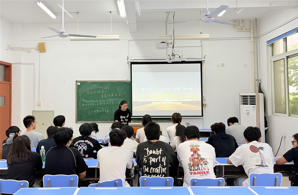 社團學(xué)子高琦琦以《以匠心致初心 以技能筑芳華》為題作微宣講.jpg