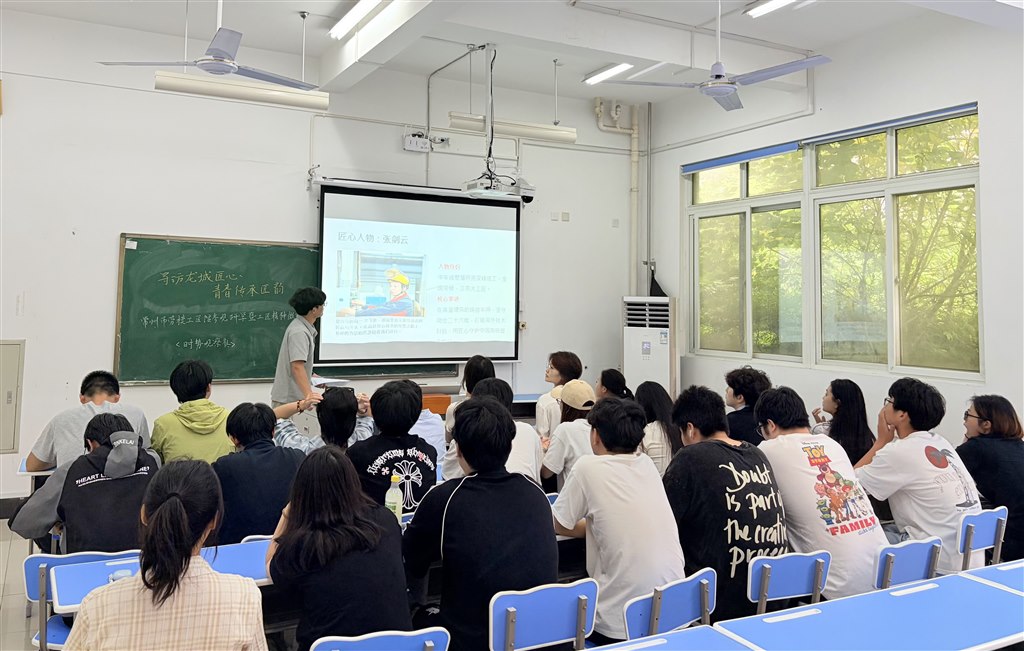 社團學(xué)子張陸帆以《鑄匠心之魂 逐時代鋒芒》為題作微宣講.jpg