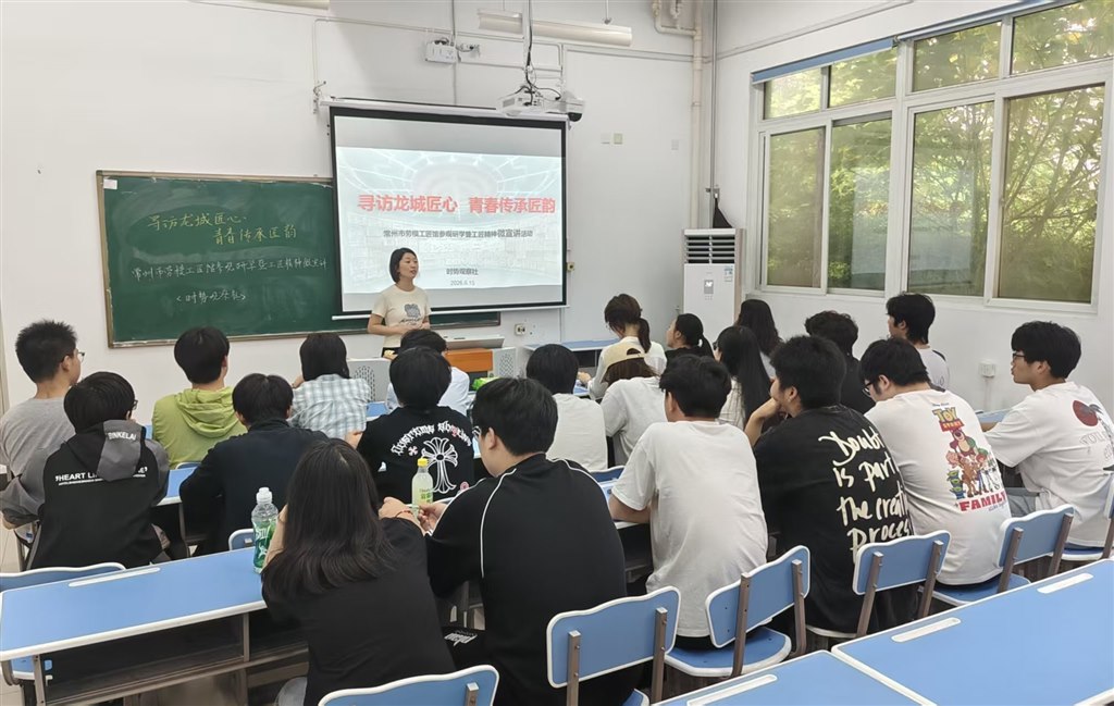 社團指導(dǎo)老師周姣作點評講話.jpg