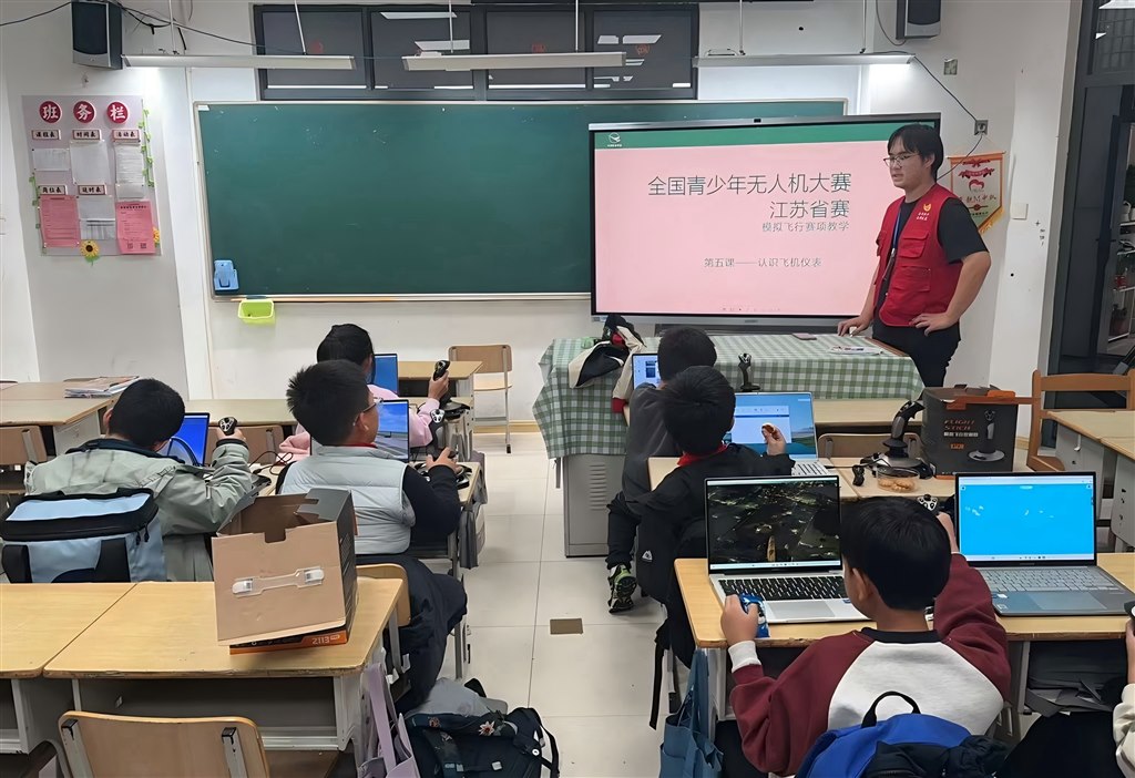 我校志愿者在博愛小學(xué)講解無人機科普理論知識.jpg