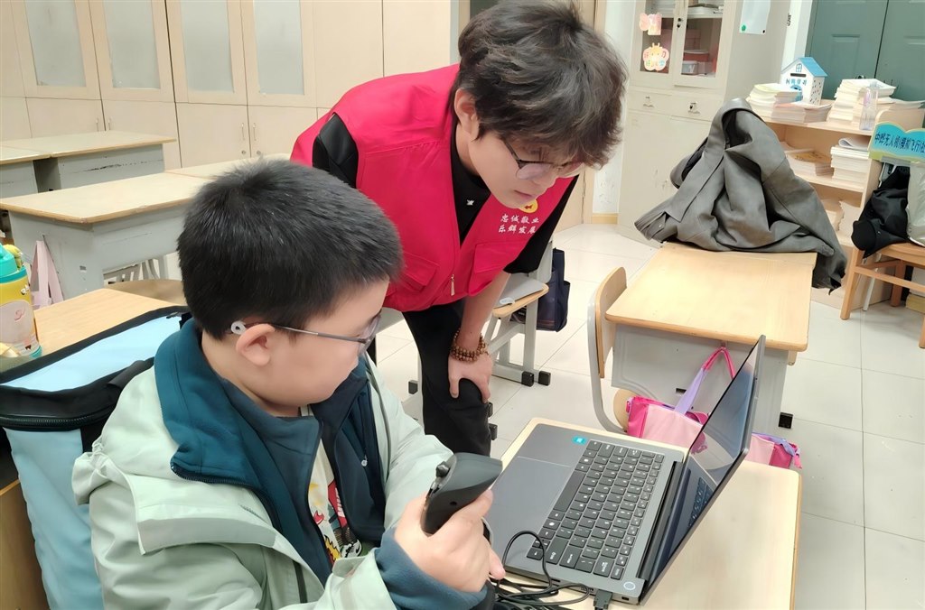 我校志愿者指導(dǎo)“模擬飛行”實踐操作1.jpg