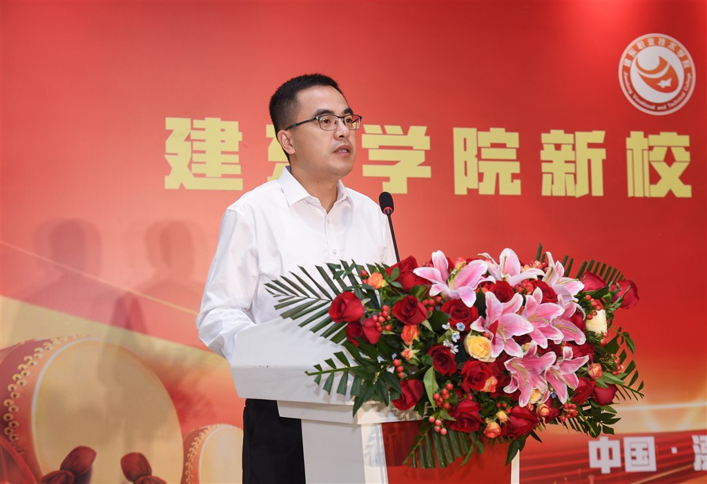 溧陽(yáng)市古縣街道黨工委副書(shū)記、辦事處主任管文彪講話.jpg